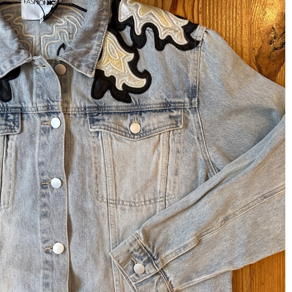 Fashion Nova Denim Trucker Jacket Women Light Wash Western PU Patch NWT SIZE M - Picture 2 of 6
